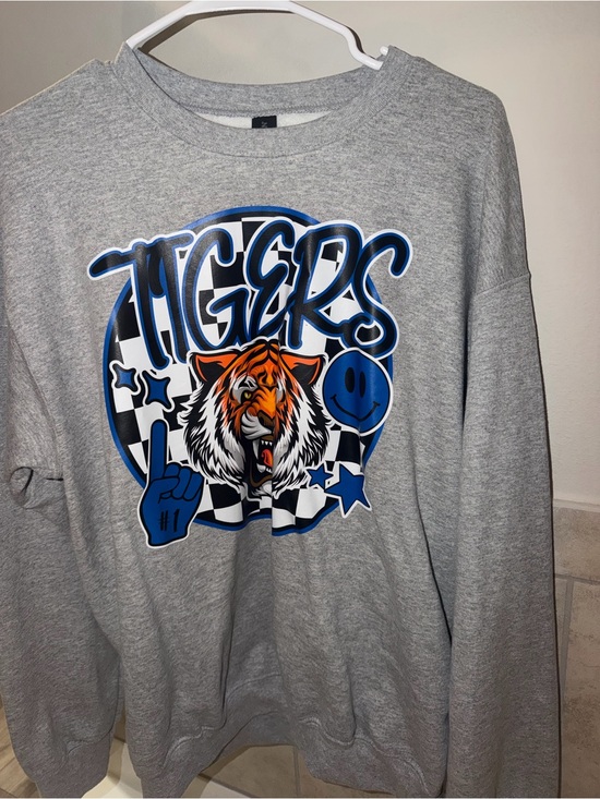 Gildan Tops - Tigers Graphic Crewneck Sweatshirt Gray Size Medium